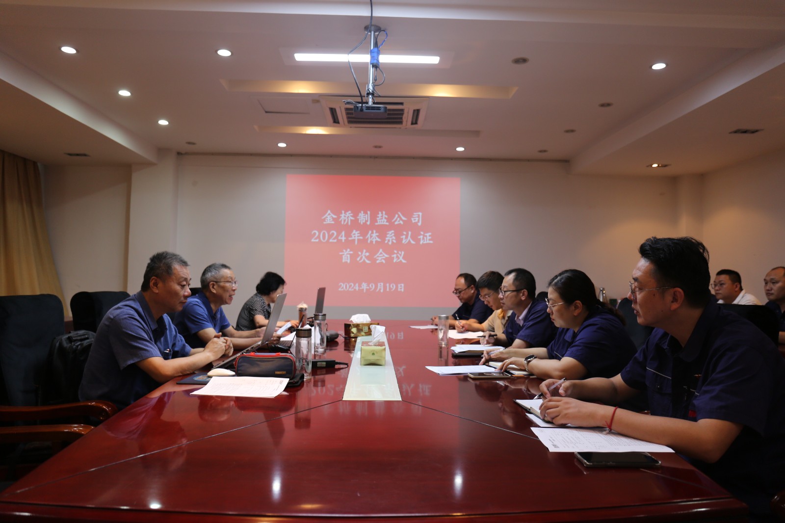 近日，金橋制鹽公司通過北京世標(biāo)認(rèn)證中心審核，給予食品安全管理體系、環(huán)境管理體系和職業(yè)健康安全管理體系認(rèn)證“保持認(rèn)證資格”的監(jiān)督審核結(jié)論，給予質(zhì)量管理體系認(rèn)證“再次注冊(cè)”的再認(rèn)證審核結(jié)論。通過審核，是對(duì)公司精細(xì)化管理成果的檢驗(yàn)，促進(jìn)公司內(nèi)控管理水平持續(xù)提升。（李曉月）
