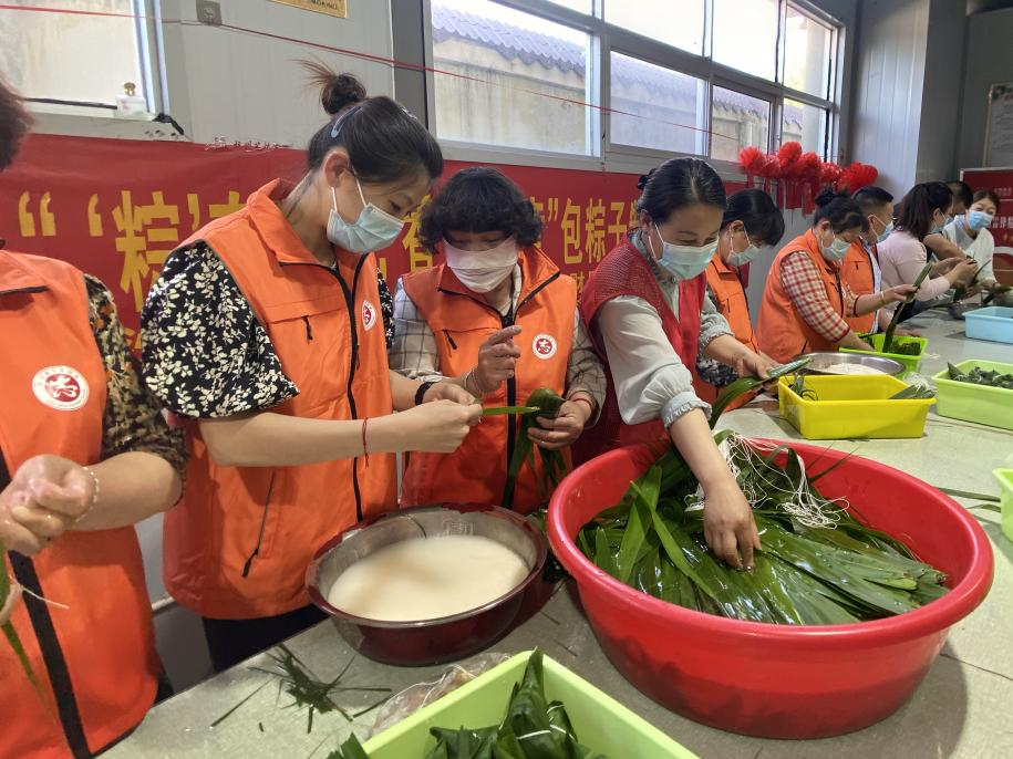 青口供電所黨支部聯(lián)合生產(chǎn)生活服務(wù)中心分會、黃沙坨社區(qū)，共同舉辦“悠悠艾草香 濃濃端午情”系列活動。.png